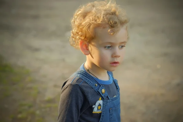 Piccolo bambino all'aperto — Foto Stock