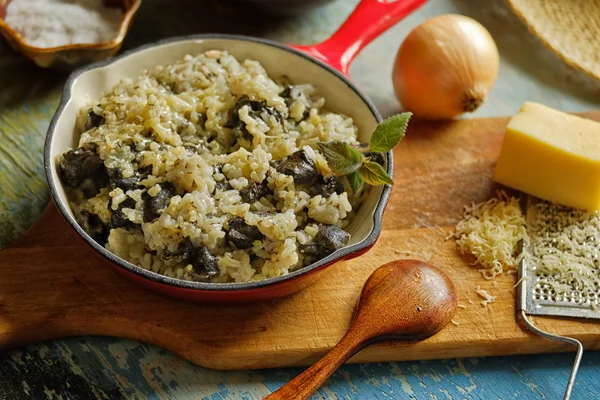 Risotto med vild svamp serveras lilla röda pan Royaltyfria Stockbilder