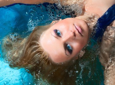 Yüzme havuzundaki kız