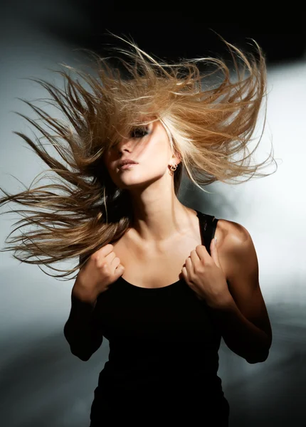 Güzel genç kadın portresi