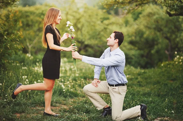 Casal jovem passar fim de semana juntos . — Fotografia de Stock