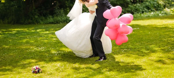 Joyeux couple de mariage ensemble . — Photo