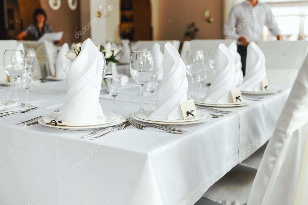 White napkins nicely folded on the plates