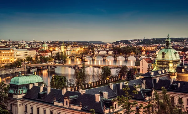 Прага в сумерках — стоковое фото