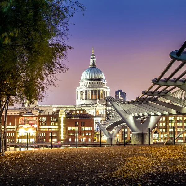 Londen, de St. Paul kathedraal & Millennium Bridge in schemerlicht — Stockfoto