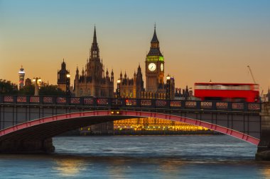  Londra, Big Ben'e ve Parlamento alacakaranlıkta