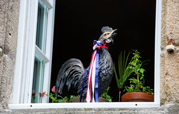 Janela aberta decorada com estatueta de galo francês — Fotografia de Stock