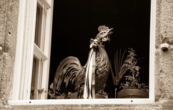 Ventana abierta decorada con figura de gallo francés — Foto de Stock