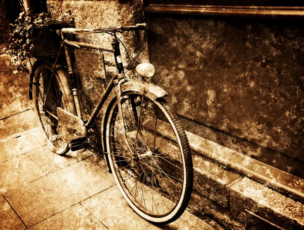 Vintage bicycle leaning on wooden board — Stock Photo, Image