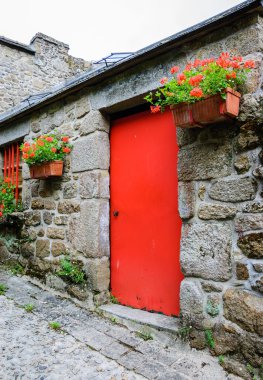 Kırmızı kapı ile eski taş ev