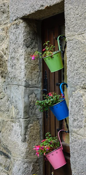 Wooden house door decorated with  metal pots — Stock Photo, Image