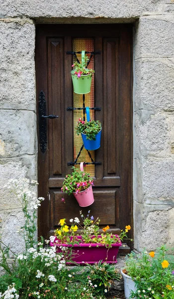 Porte de maison en bois décorée avec des pots en métal — Photo