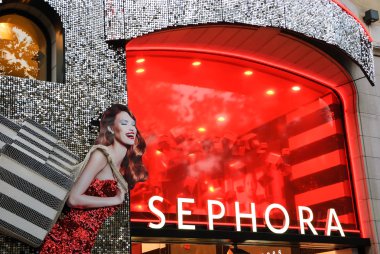 Sephora mağaza Noel tatili için dekore edilmiştir.