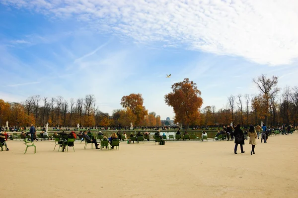 Tourists and Parisians rest in Tuileries garden — Stock Photo, Image