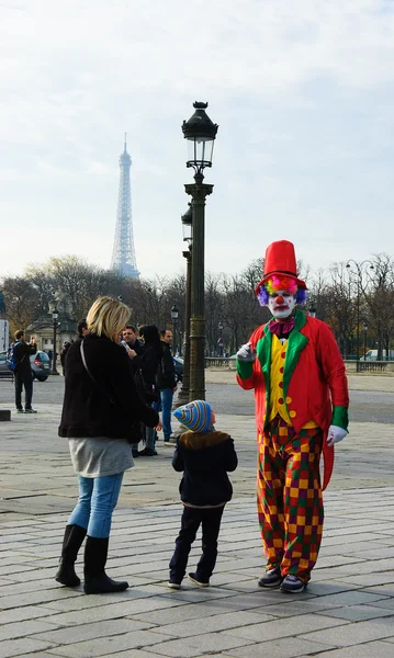 Klauna bawi małego chłopca na Place de la Concorde — Zdjęcie stockowe
