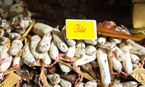 Salchicha seca tradicional en el mercado de Navidad — Foto de Stock