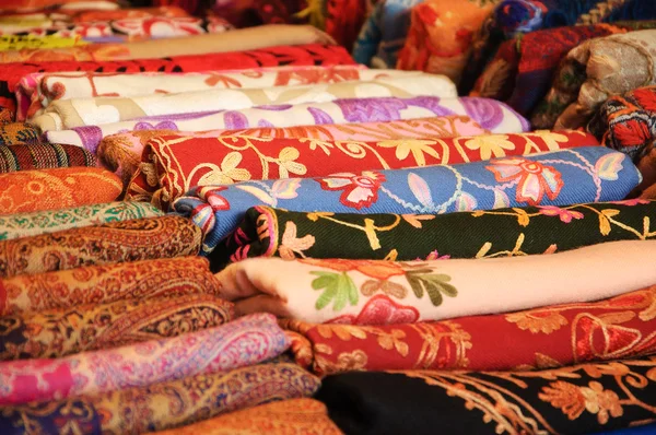 Colorful shawls at street bazaar. — Stock Photo, Image