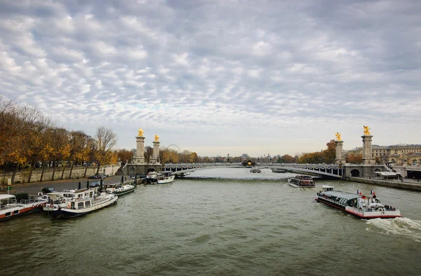 Alexander Iii Bridge en toeristische cruiseschepen — Stockfoto