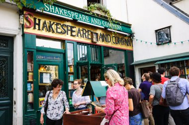 Turistler Shakespeare ve şirket kitapçı ve Kütüphane