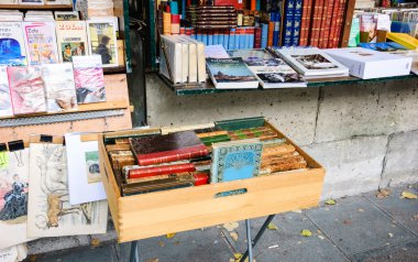 Seine Nehri üzerinde Bouquiniste standları
