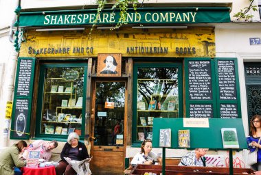 Turistler Shakespeare ve şirket kitapçı ve Kütüphane
