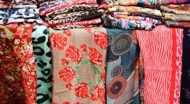 Sokak'ın Bazaarı, renkli şallar.