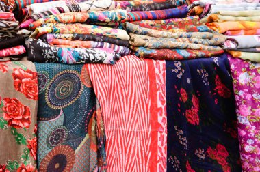 Sokak'ın Bazaarı, renkli şallar.