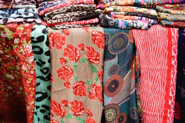 Sokak'ın Bazaarı, renkli şallar.