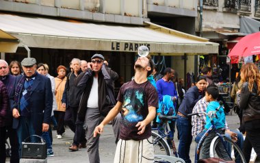 Hokkabaz kafasına kristal top ile