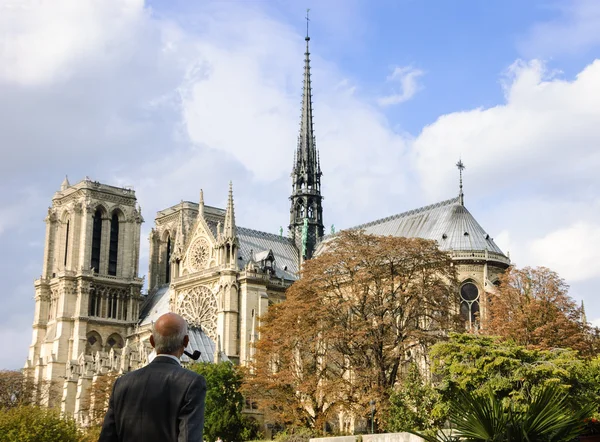 Vecchio signore che guarda sulla cattedrale di Notre Dame — Foto Stock