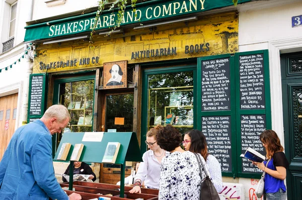 Touristen in der Nähe der shakespeare und Unternehmen Buchhandlung und Bibliothek — Stockfoto