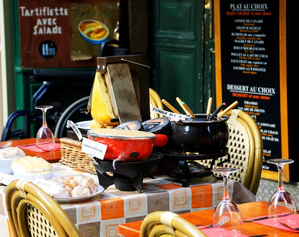 Fondue Savoyarde e Raclette exibido no restaurante . — Fotografia de Stock