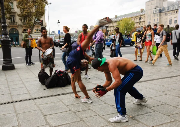 Men performing Capoeira before the public — Stock Photo, Image