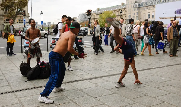 Ludzie wykonujący Capoeira przed publicznym — Zdjęcie stockowe