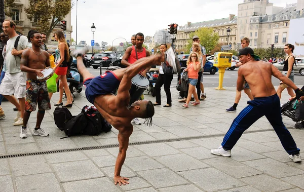 Männer, die Capoeira vor dem Publikum aufführen — Stockfoto