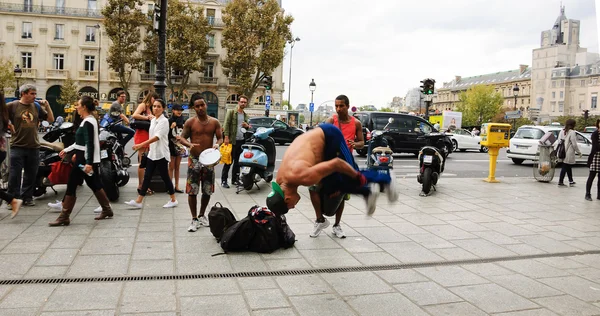 Männer, die Capoeira vor dem Publikum aufführen — Stockfoto