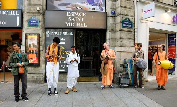 Miembros de Hare Krishna en el boulevard Saint-Michel —  Fotos de Stock