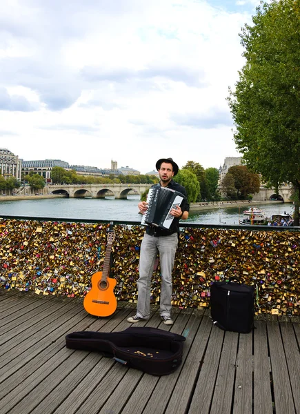 Músico toca acordeón en el puente Love Locks — Foto de Stock