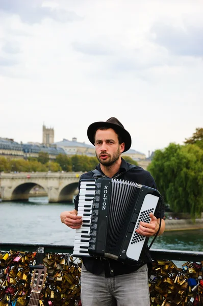 Muzikant speelt accordeon op de brug van liefde sloten — Stockfoto