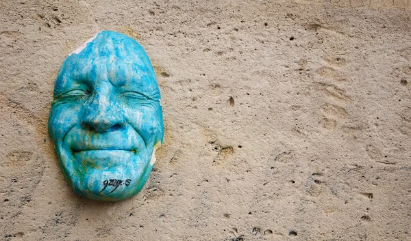 Maschera di faccia felice a muro vicino a Giardino di Tuileries . — Foto Stock