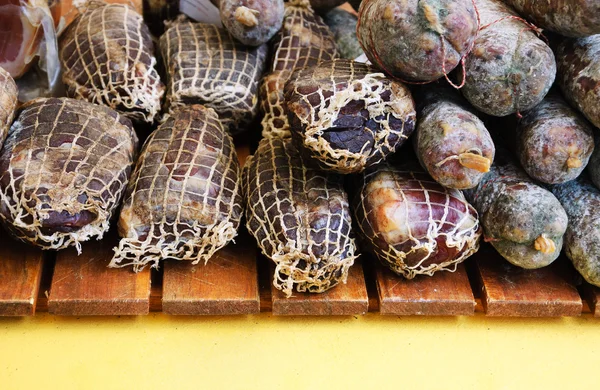 Salchichas de Córcega en el mercado alimentario —  Fotos de Stock