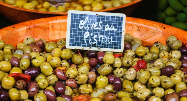 Mezclar Aceitunas en la variación provenzal de la salsa Pesto —  Fotos de Stock