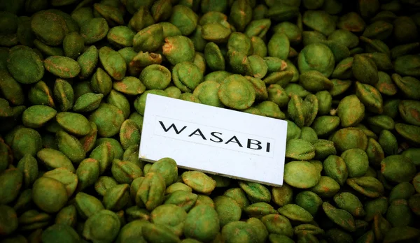 Wasabi μπιζέλια σε ψάθινο καλάθι προς πώληση — Φωτογραφία Αρχείου