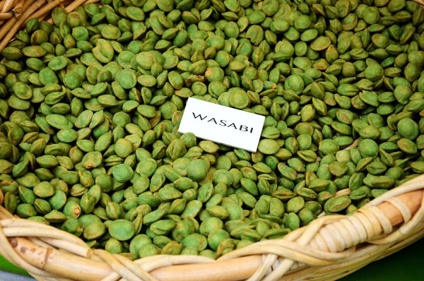 Wasabi peas in wicker basket for sale — Stock Photo, Image