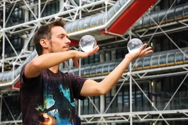 Juggler with crystal balls shows his art to the public — Stock Photo, Image