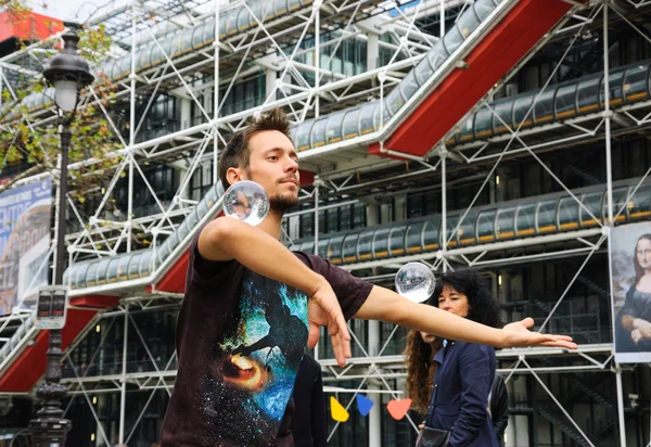 Malabarista com duas bolas de cristal mostra sua arte para o público — Fotografia de Stock