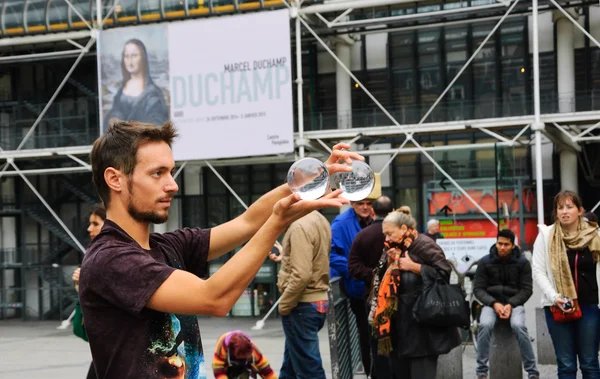 Malabarista com duas bolas de cristal mostra sua arte para o público — Fotografia de Stock