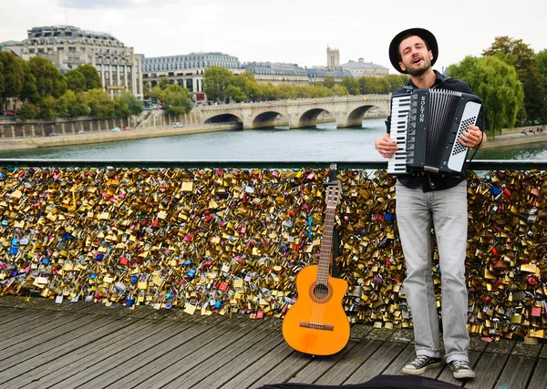 Музикант грає акордеон на мосту замки кохання Ліцензійні Стокові Зображення