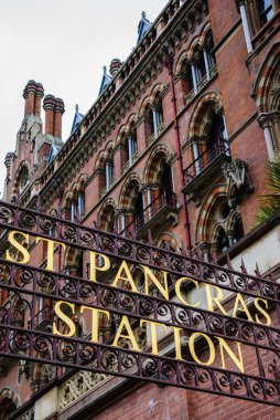 St Pancras Uluslararası Demiryolu İstasyonu işareti