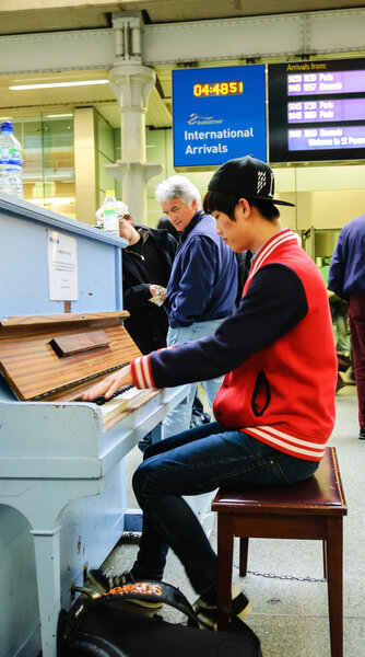 молодой человек играет на фортепиано